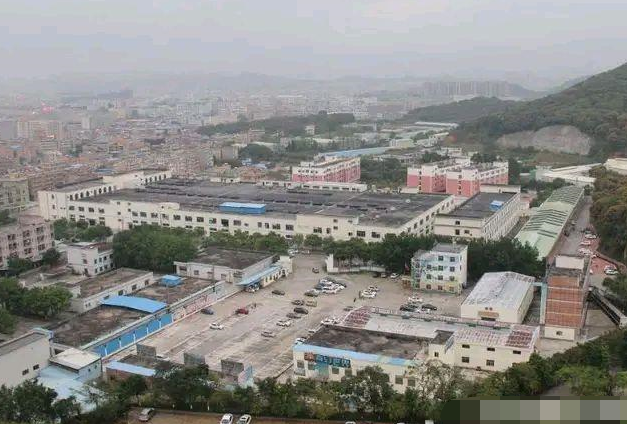 东莞城中村遍布“荒废”出租屋，租金2百元不到：看看网友怎么说