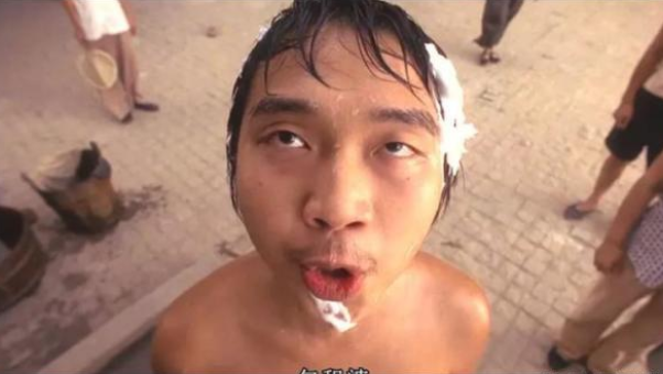 周星驰@凭句“包租婆怎么没水了”走红，如今身价过亿，连周星驰都敬重他