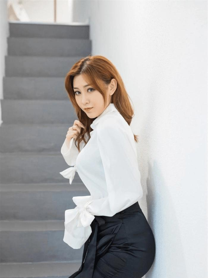 衬衫|“公主袖白色衬衫”搭配“新潮半身裙”，打造职场女性新潮流