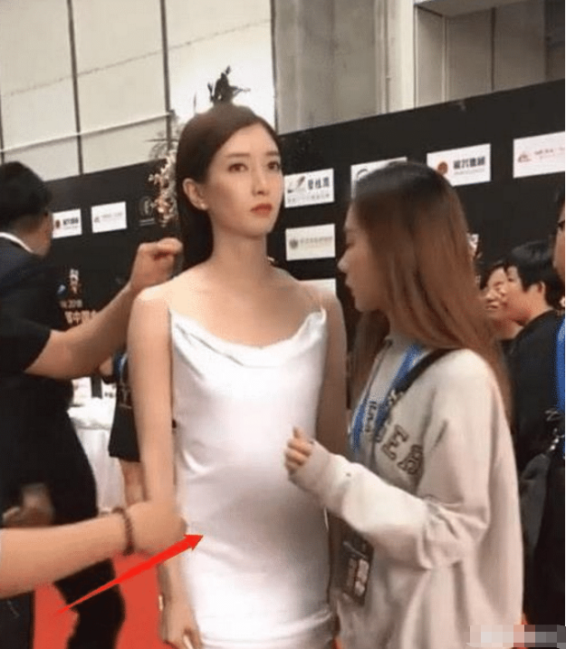 江疏影▲33岁江疏影有多撩人？全身上下仅靠两根绳吊着，网友：胡歌眼光真毒