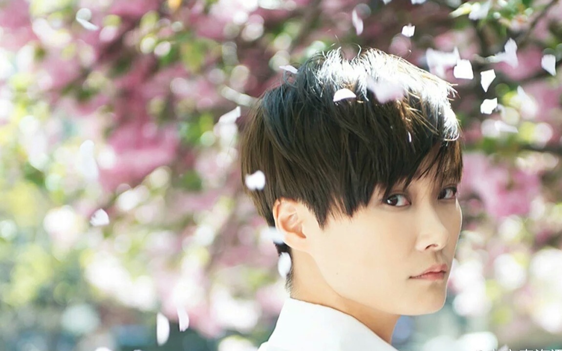 『东方卫视』曾经是《星光大道》冠军,春晚压轴与李谷一合唱,如今沦落街头卖唱