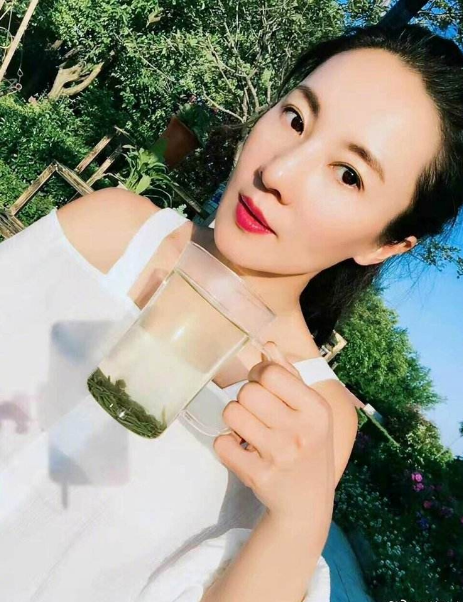 「李雪健」她才是名副其实“冻龄女神”，甩赵雅芝几条街，儿子都称她为“老妖精”