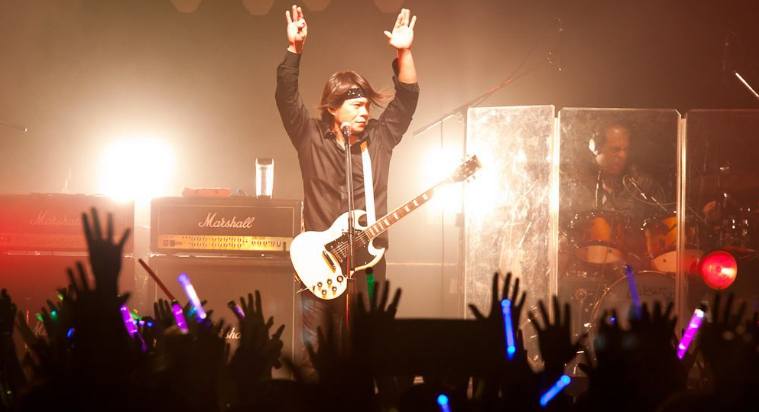 「演唱会」他开演唱会只需起个头，粉丝喊话：剩下的交给我们，这个单我们照买