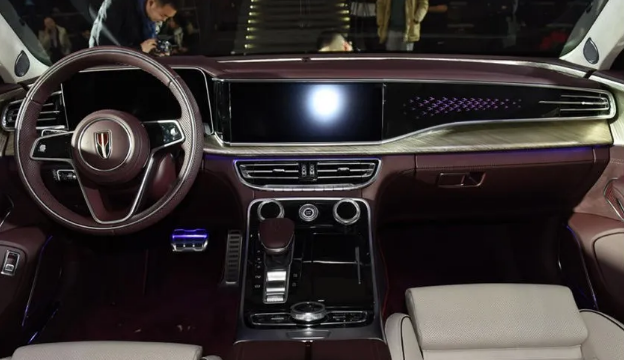 「红旗」首台纯黑色红旗H9现身!外观大气不输顶级豪车,网友:必火