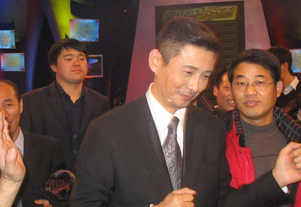 董卿|曾与董卿同居6年,因说错话被央视开除,如今56岁生活一言难尽