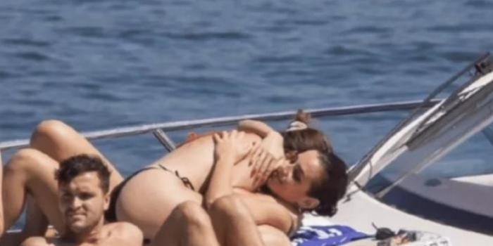 『赛琳娜』赛琳娜身材有多撩人？当她和朋友度假照流出，网友：怪不得不要比伯了！