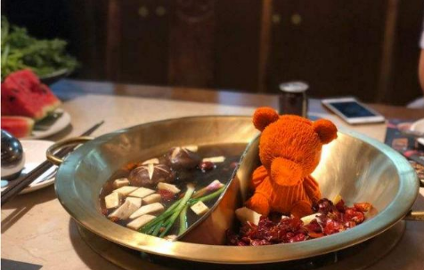 #炸鸡#继海底捞后，又一网红店火了，里面坐着“1头熊”？结账时却懵了