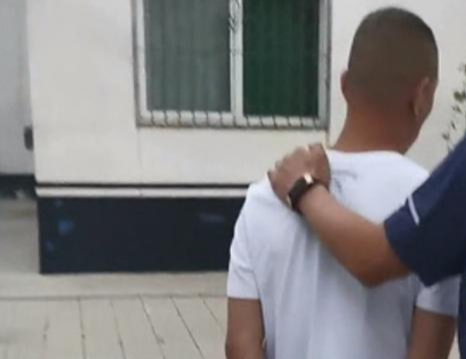 冰视频|结伴旅行，却发现女友和他人暧昧？男子分手“神操作”把自己害了