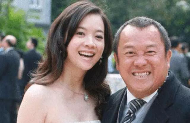 [曾志伟]曾志伟的大女儿46岁了，不结婚也不生孩子，网友：越来越像老爸