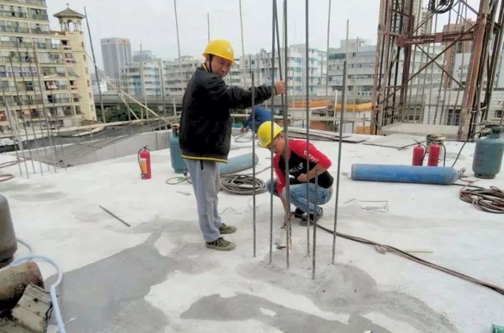 坦洲一屋主报建三层半私建至五层，结果……