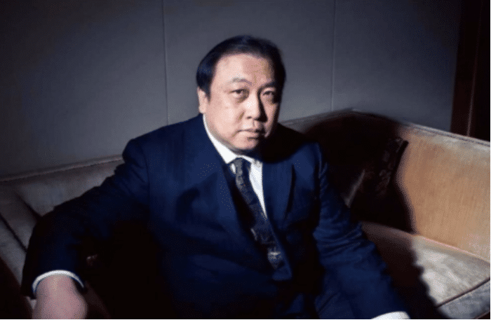 『王晶』64岁导演王晶近照， 独宠了41年老婆正面曝光，大家对她有印象吧