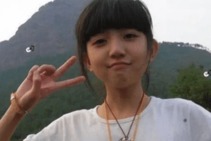 「赵露思」还记得那个火爆网络的剪刀手女孩吗？如今已经亭亭玉立，比小时候还要漂亮了