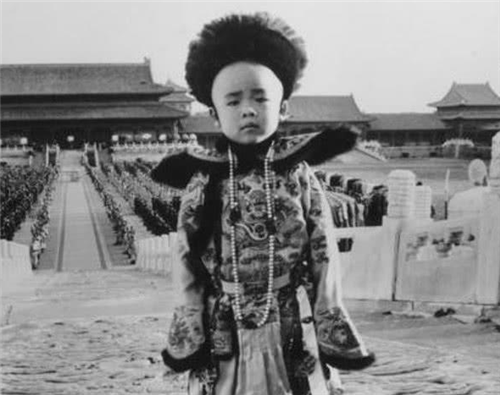齐国|溥仪娶了五位妻子，为何没有留下子嗣？你看小时候宫女对他做了啥