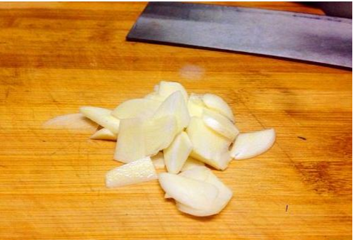 大蒜|渔人必看:蚯蚓钓鱼口难开?“最牛配方”大蒜做饵料,让你天天爆护!