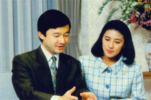 日本天皇▲日本天皇继承人仅剩2位,为保证血脉延续,继承人只能分开坐飞机