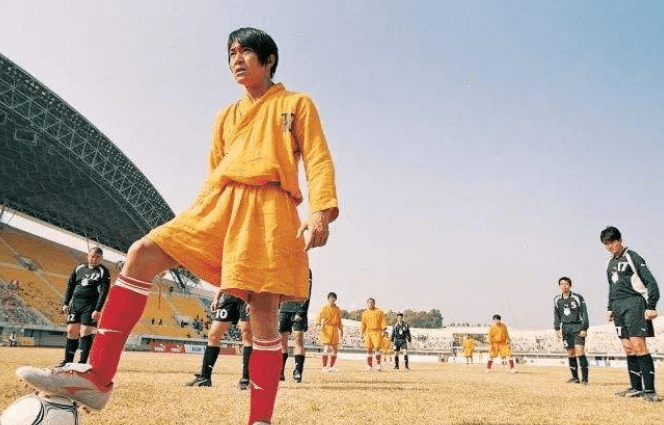 周星驰@《少林足球》拍摄时需4万群演，周星驰想了一个办法，一分钱没花