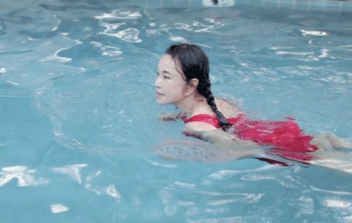 刘晓庆|64岁刘晓庆真人长啥样？当看到泳池内现原形后，谁家的奶奶走丢了