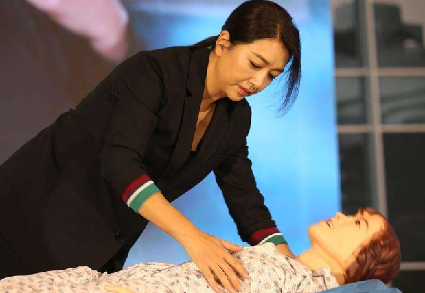 「江珊」50多岁的江珊丈夫终于曝光，长相很帅气，是我们熟悉的他