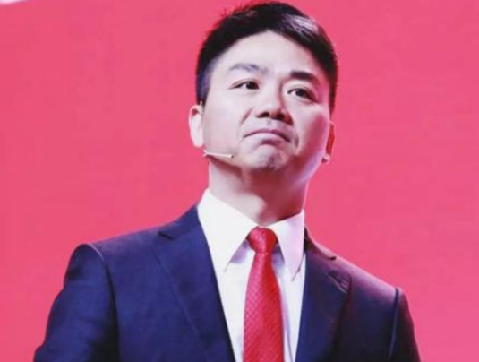 刘强东：刘强东曾许诺京东第一个快递员，跟着他干5年就能买房，现状如何？