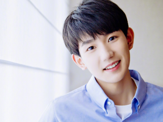 王源|最近单曲循环的一首歌花瓣，演唱者王源，是一个年轻的追梦人