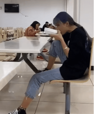 咸蛋的小姐|“自己的朋友变成公交车是什么体验？”哈哈哈哈 ，这有点难说啊