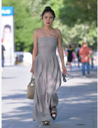 天生丽质|浅灰色一字肩连体裤搭配黑色平底鞋，休闲大气，时尚复古