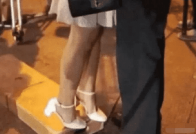 吻戏|演员吻戏为何只拍上半身，当看到下半身的道具时，这是喜剧吗？