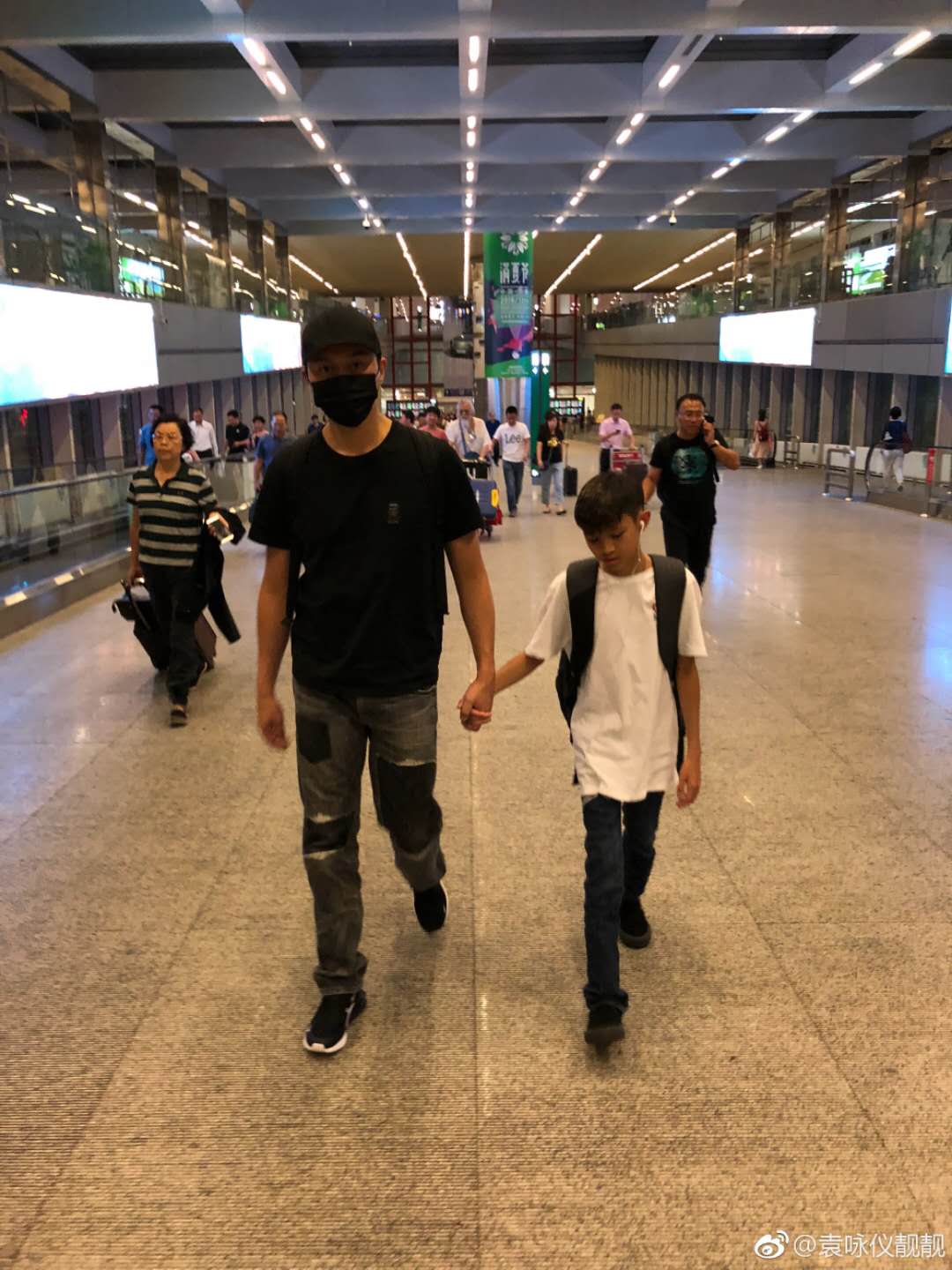 袁咏仪|袁咏仪晒家人散步照，13岁魔童身高喜人，这腿是真实存在的吗？