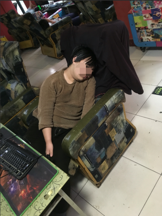 网吧▲DNF最强玩家,全年都呆在网吧没换过衣服,依靠搬砖养活自己