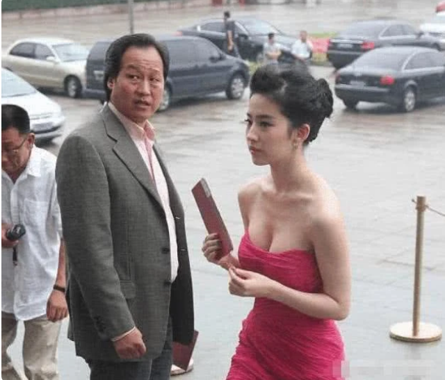 『刘亦菲』有种“不公平”叫刘亦菲，上帝吻了她的脸，却在她的腿上盖了个戳！