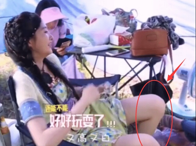 关晓彤|关晓彤躺着休息,谁注意她腿咋放的?怕是以为我眼花了!