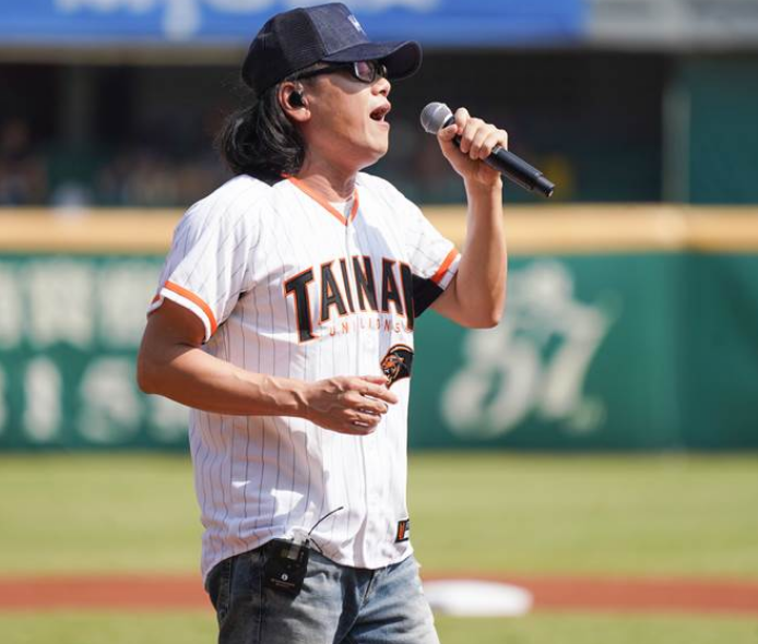 棒球|摇滚歌手流氓阿德首次开球 心情超爽