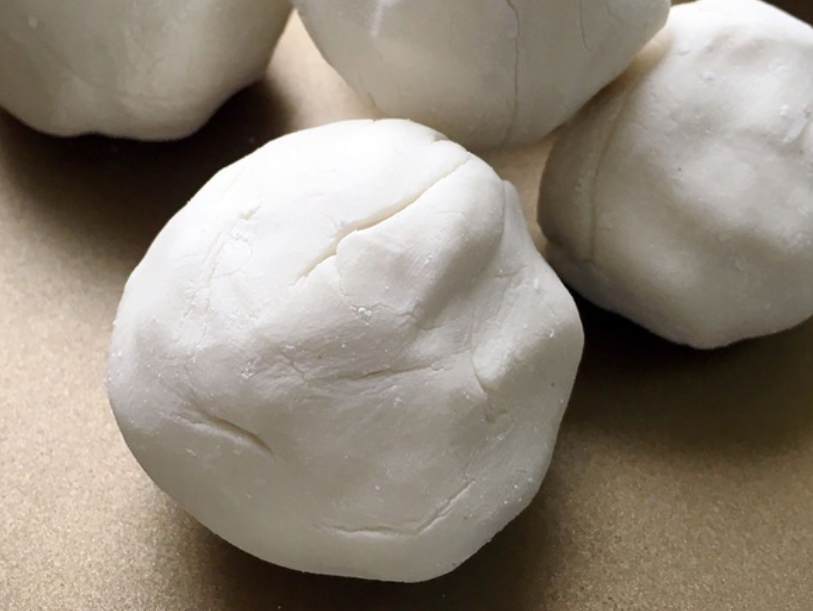 []特色小吃甜薄撑，每一口都是满满的馅料，香甜可口非常好吃