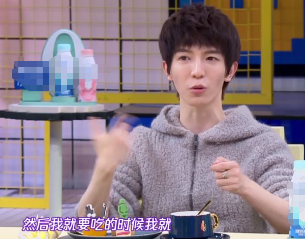 『郭敬明』录节目碰到唯一敢玩手机的嘉宾，何炅假装看不见，魏大勋连忙喝水压惊
