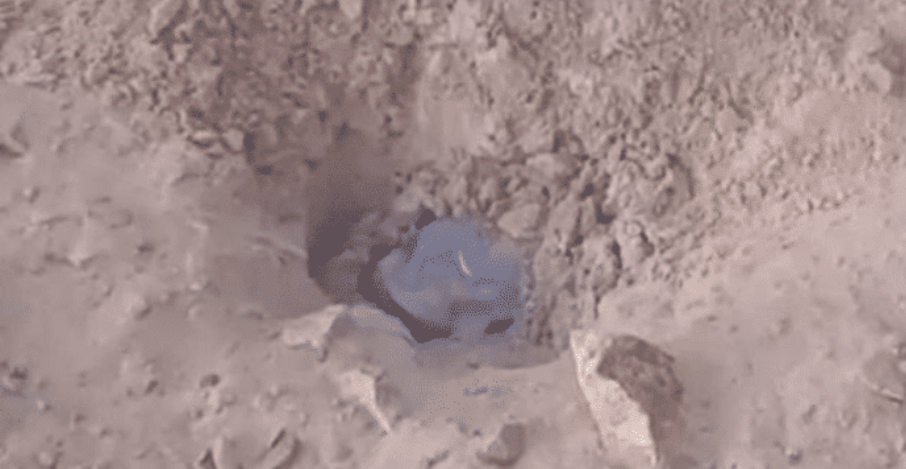 陨石@印度天空传来隆隆巨响，突然掉下一个神秘的不明金属物！