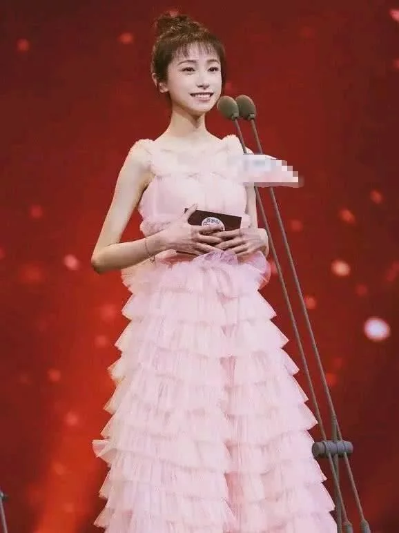 「鲁豫」本以为鲁豫够瘦了，直到看到了“明玉”，网友质疑：确定是本人？