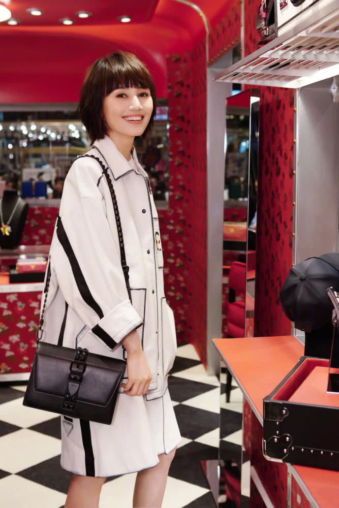 「穿衣搭配」俞飞鸿袁泉同框，中年女星穿搭出成熟韵味，终于明白啥叫高级美