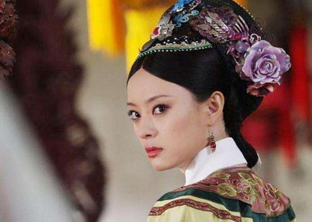 同是演愤怒:亦菲张嘴,杨颖瞪眼,热巴咬牙,而她一个眼神就够了