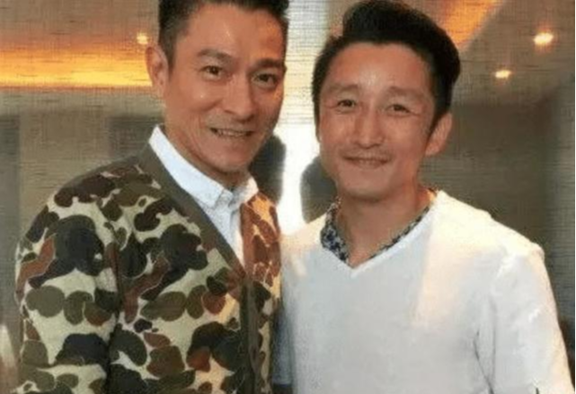 「刘德华」刘德华和邹市明夫妇合影有多“尴尬”？看起来很亲密，身后镜子说明一切