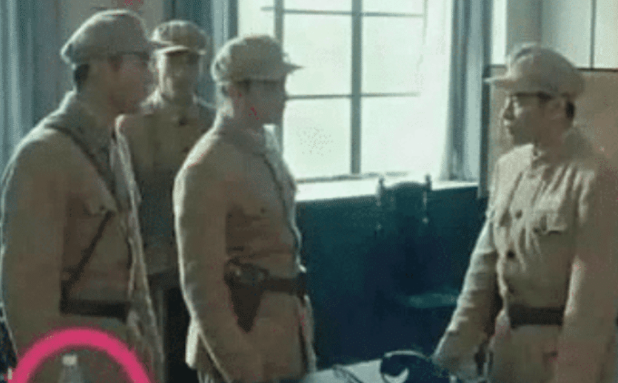 『李云龙』最雷人的穿帮镜头：李云龙打仗那么辛苦，喝瓶怡宝怎么了！