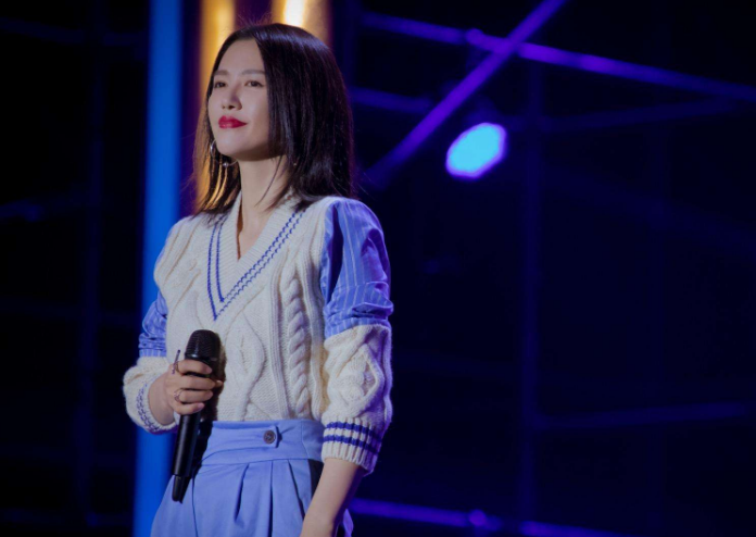 酒吧|曾落魄去当酒吧驻唱，却因一首歌走红，如今身价上亿却从不招摇