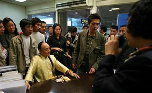 『多尔衮』清亡了108年后,多尔衮10世孙现世,大闹火车站,要求享皇室特权