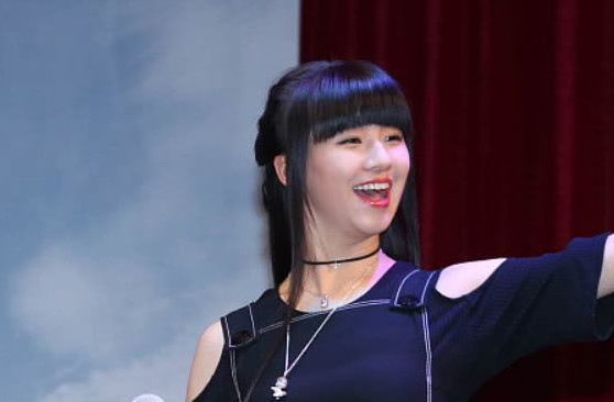 小彩旗|“小彩旗”完全跑偏了！21岁胖成中年大妈，姨妈杨丽萍：她走丢了