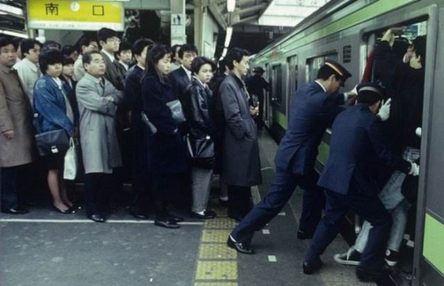 日本地鐵擠到人“意外懷孕”？看到這組照片後，網友：難以想象-圖4