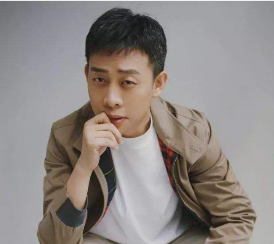 「士兵突击」《士兵突击》播出14年,八个主演七个成大咖,只有一人仍默默无闻