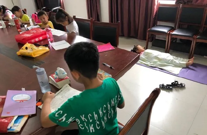 |“试了试新的抓鱼方法，没想到还真管用！”哈哈哈西医钓鱼法？