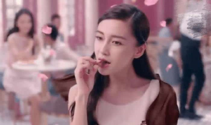 德芙|同是“德芙”形象代言人：前三位就很普通，唯独她拍出了“吃不起”的感觉