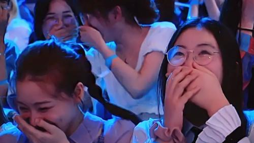 小彩旗|《演员请就位》“拔丝吻”粘度太高，口水肉眼可见，观众集体不适