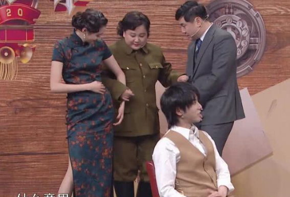 「关晓彤」沈腾将胳膊放关晓彤胯上，有谁注意到她的反应？网友：没法解释！