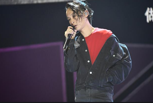 郭顶|一举打破以往既定的“苦情风”！?独特的唱法深情的表演，这首歌有着独特的灵魂